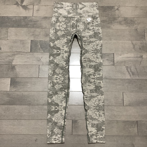 Women’s Best Camo Seamless Leggings - Green - Small - Picture 3 of 7